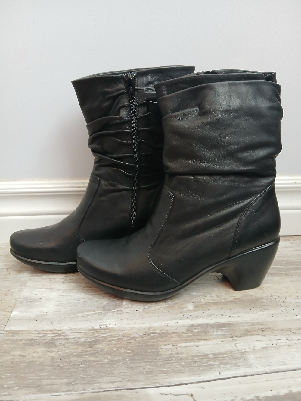 Naot Modesto Leather Scrunch Ankle Boots Size 38 (7-7.5) Black
